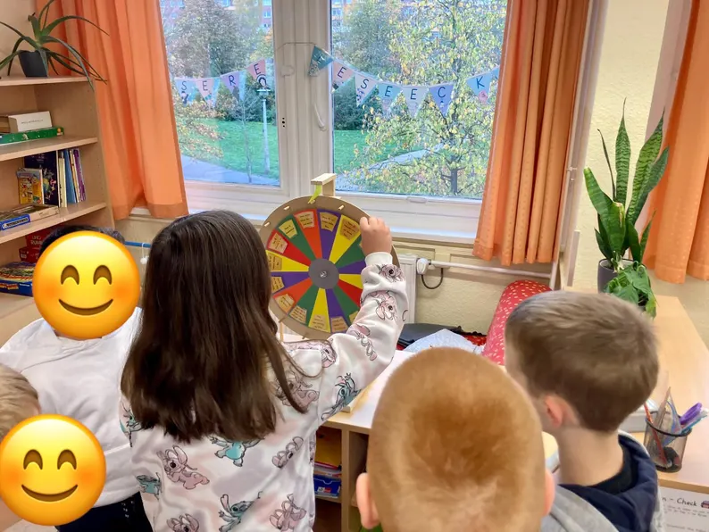 Kinder spielen im Klassenzimmer mit dem Glücksrad